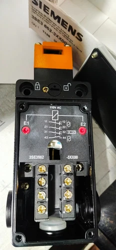 Siemens 3SE2 862 Safety Position Switch 110V Lock Actuator Matel Body Transducer