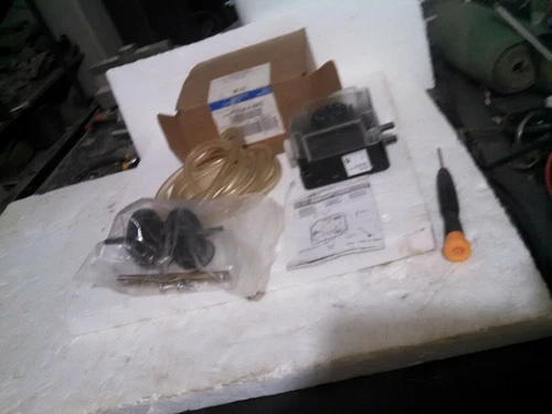 Johnson Control P233A-4-AKC Pressure Switch 0.5 to 4mbar PLC DCS Transducer