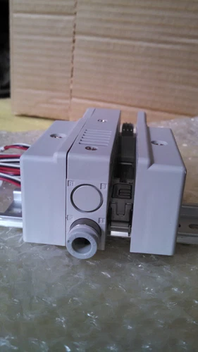 SMC SS5Q13-01LD1N-DS-Q Manifold Plug Solenoid Valve Transducer Transmitter - Image 6