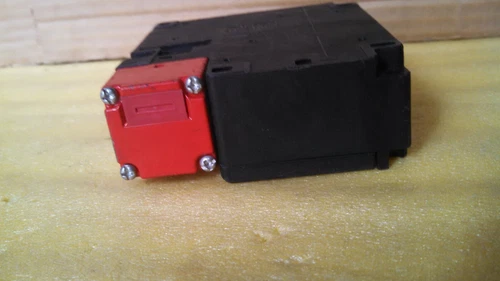 Omron D4NL-4ADA-B Guard Lock Safety Door Switch Transmitter Transducer Control