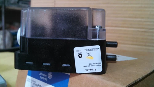 Johnson Controls P233A D/P Air Pressure Switch Transducer Transmitter Controller